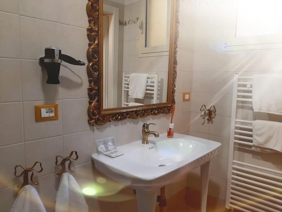 Charme In Righi Apartment Bologna Bagian luar foto
